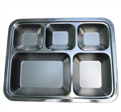 Nên mua khay cơm nhựa hay inox