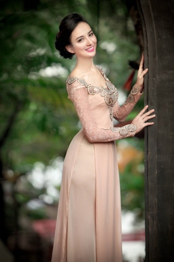 HH Ngọc Diễm đẹp nền nã áo dài Việt - Sức khỏe & Môi trường