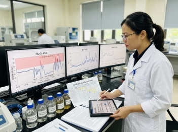 Tần suất lấy mẫu môi trường nên xác định theo yếu tố nào?